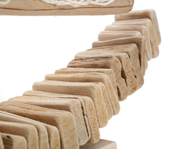 Sculpture de voilier en bois avec voile en tissu et base bois