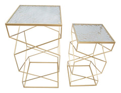 Table carrée en métal doré dessus en verre