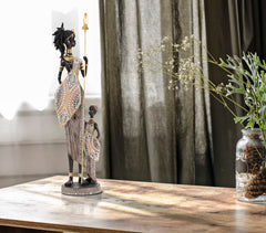 Statuette femme indigène avec lance et bouclier