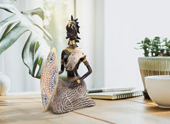 Statuette Femme Indigène avec Bouclier