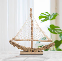 Sculpture de voilier en bois avec voile en tissu et base bois