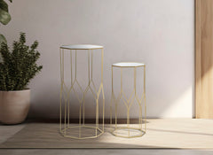 Tables carrées en métal doré plateau en verre