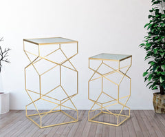 Table carrée en métal doré dessus en verre