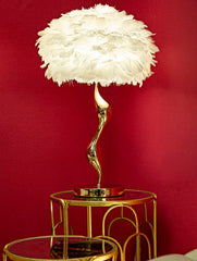 Lampe de table Slim métal doré abat-jour en plumes blanches