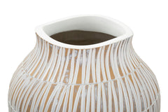 Vase en résine décoré de sculptures géométriques et linéaires