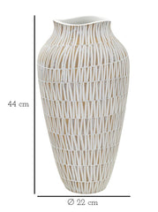 Vase en résine décoré de sculptures géométriques et linéaires