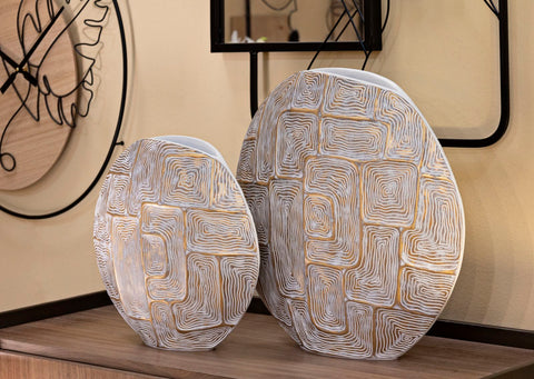 Jarrón de resina decorado con formas geométricas