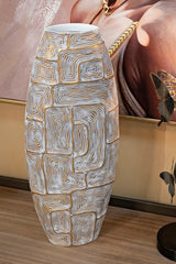 Vase en résine décoré de formes géométriques