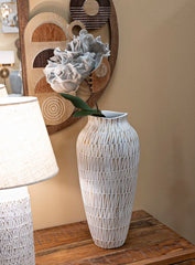 Vase en résine décoré sculptures géométriques et linéaires