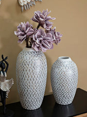 Vase en résine décoré de sculptures médiévales
