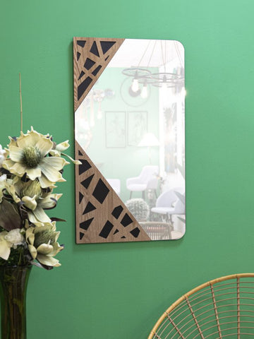 Espejo de pared rectangular con decoraciones geométricas de madera trenzada