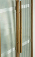Vitrine design arrondi en bois blanc et inserts en bois brun avec 2 portes et 2 tiroirs