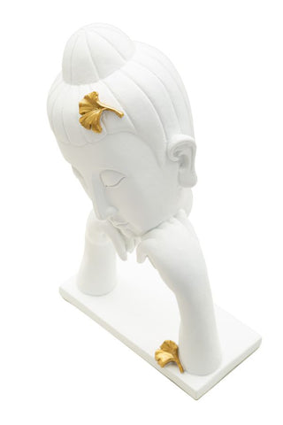 Cabeza de Buda decorada con hojas doradas