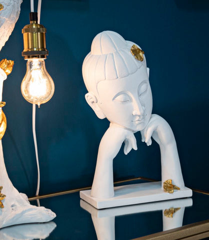 Cabeza de Buda decorada con hojas doradas