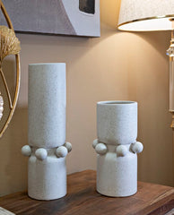 Vase en céramique blanche décoré de sphères