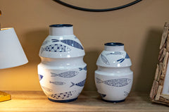 Vase en céramique blanche décoré de poissons et motifs bleus