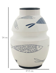 Vase en céramique blanche décoré de poissons et motifs bleus
