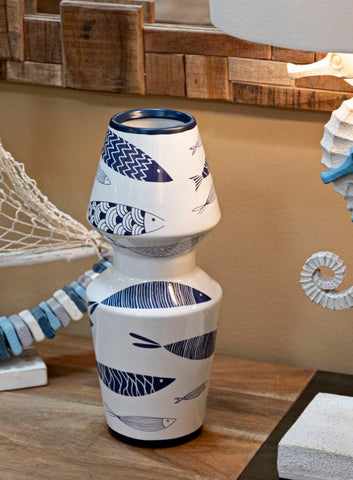 Jarrón de cerámica blanca decorado con peces y motivos azules