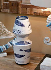 Vase en céramique blanche décoré de poissons et motifs bleus
