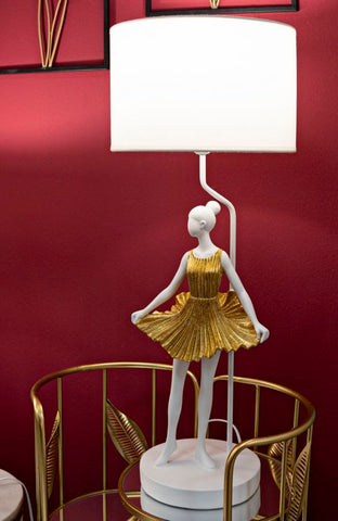 Lámpara de mesa Dancer de metal y resina, vestido dorado, pantalla de tela blanca