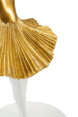 Lampe de table Danseuse métal et résine robe dorée abat-jour tissu blanc