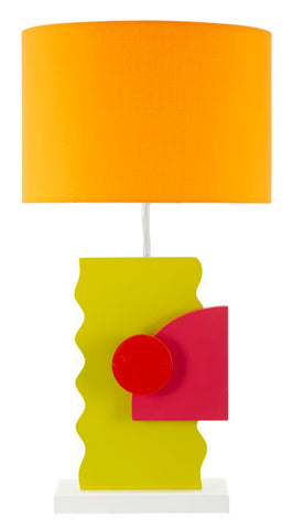 Lámpara de mesa de madera con pantalla de tela naranja