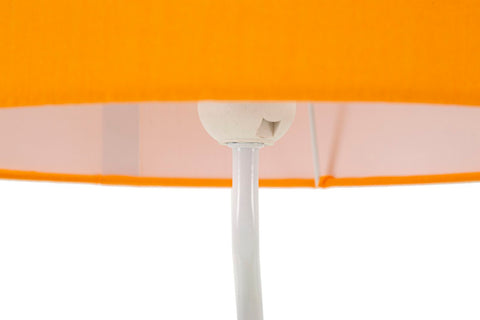 Lámpara de mesa de madera con pantalla de tela naranja
