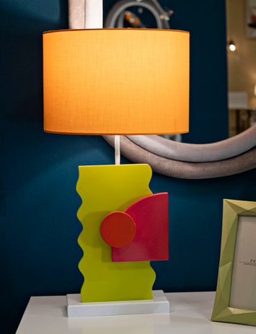 Lámpara de mesa de madera con pantalla de tela naranja