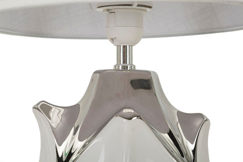 Lámpara de mesa de cerámica blanca y gris con pantalla de tela blanca