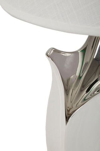 Lámpara de mesa de cerámica blanca y gris con pantalla de tela blanca