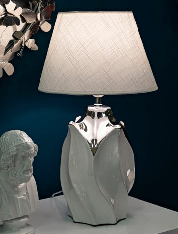 Lámpara de mesa de cerámica blanca y gris con pantalla de tela blanca