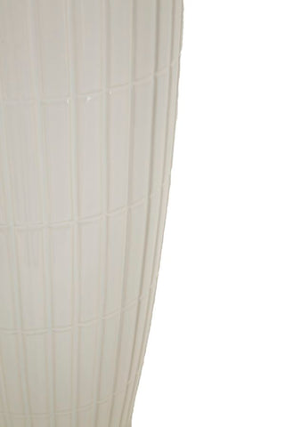 Vase en céramique blanche avec anneaux dorés
