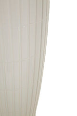 Vase en céramique blanche avec anneaux dorés