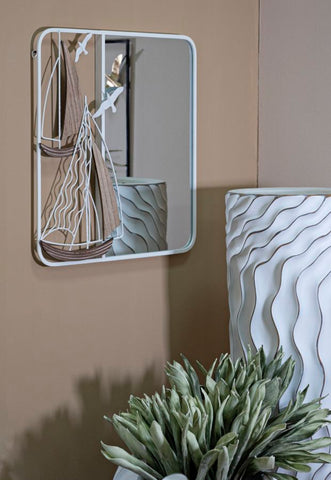 Espejo de pared con marco de metal blanco e incrustaciones de madera