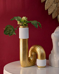 Vase en résine dorée avec finitions blanches