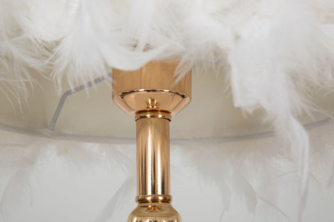 Lámpara de mesa Tarty de metal dorado y pantalla de plumas sintéticas blancas