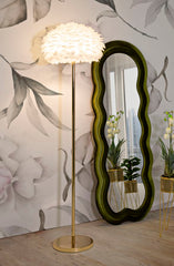 Lampadaire Slim en métal doré et abat-jour plumes synthétiques Blanc
