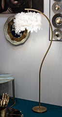 Lampe de sol design arqué en métal doré abat-jour plumes synthétiques blanc