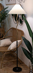 Lampe de sol Closy métal Noir et argent abat-jour Tissu blanc plissé