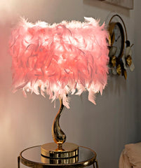 Lampe de table Chariot Métal Doré Abat-jour Plumes Synthétiques Roses