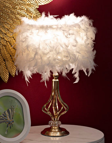 Lámpara de mesa Tarty de metal dorado y pantalla de plumas sintéticas blancas