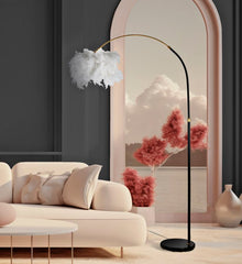 Lampadaire arqué métal noir abat-jour plumes synthétiques