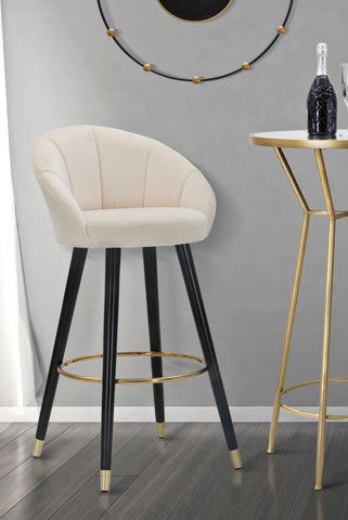 Taburete de bar Terciopelo Crema patas de madera y detalles metálicos dorados