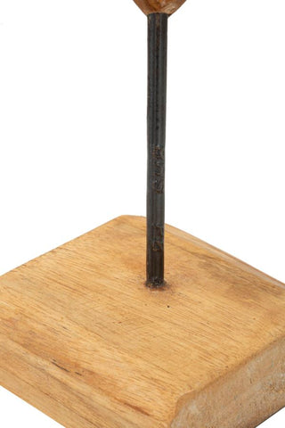Escultura de teca reciclada con forma de corazón