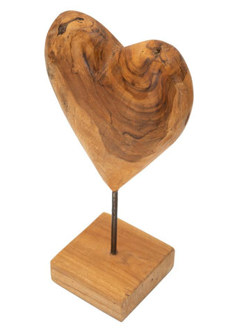 Escultura de corazón de teca reciclada sobre base de metal
