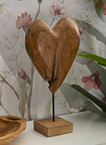 Escultura de teca reciclada con forma de corazón