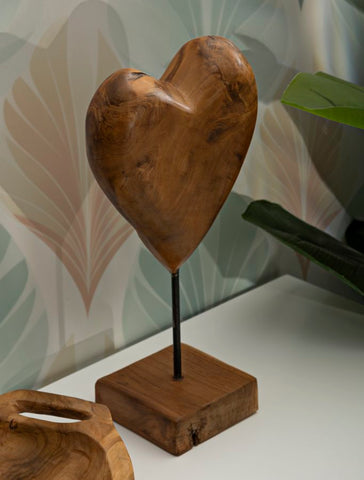 Escultura de corazón de teca reciclada sobre base de metal