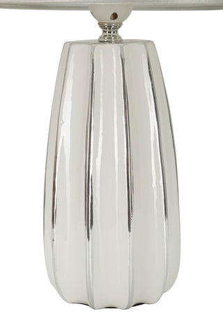 Lámpara de mesa Emmi de cerámica blanca y pantalla de tela plateada