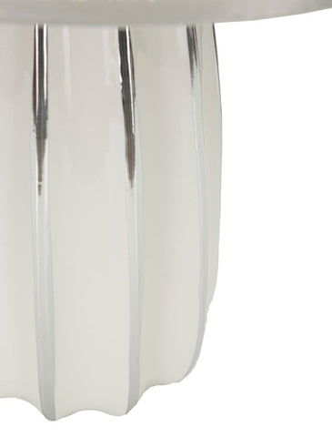 Lámpara de mesa Emmi de cerámica blanca y pantalla de tela plateada