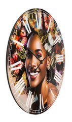 Horloge murale Kourt avec motif femme et papillons colorés
